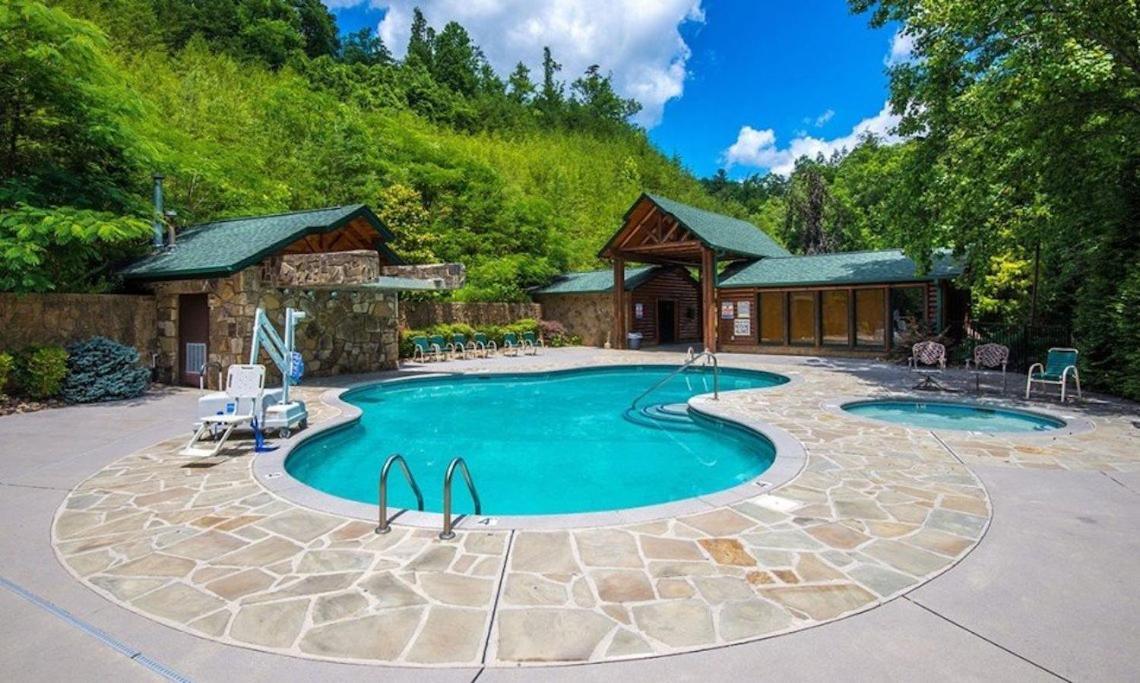Spacious Resort Log Cabin, Easy Drive, Hot Tub, Arcade Gameroom, Mountain Vibe Гатлинбург Экстерьер фото