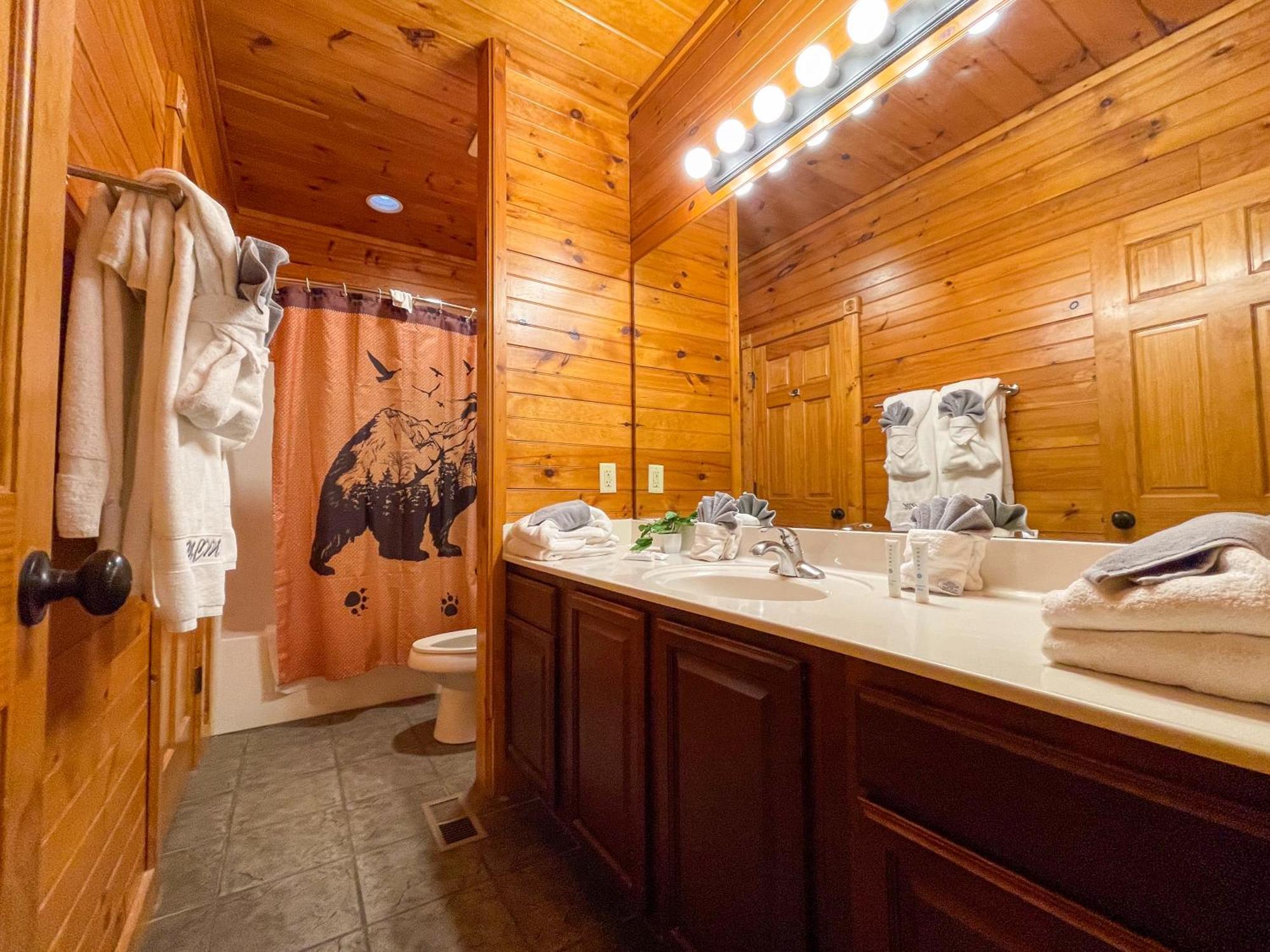 Spacious Resort Log Cabin, Easy Drive, Hot Tub, Arcade Gameroom, Mountain Vibe Гатлинбург Экстерьер фото