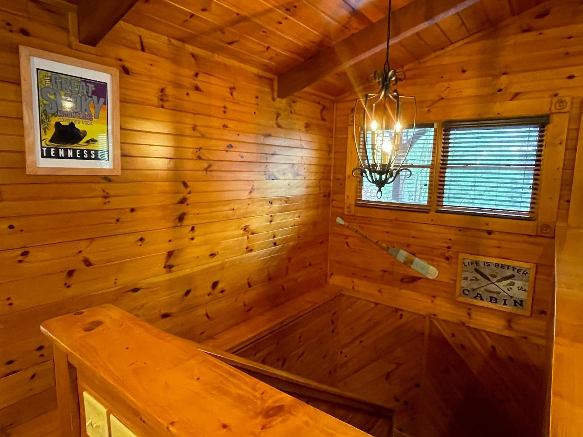 Spacious Resort Log Cabin, Easy Drive, Hot Tub, Arcade Gameroom, Mountain Vibe Гатлинбург Экстерьер фото