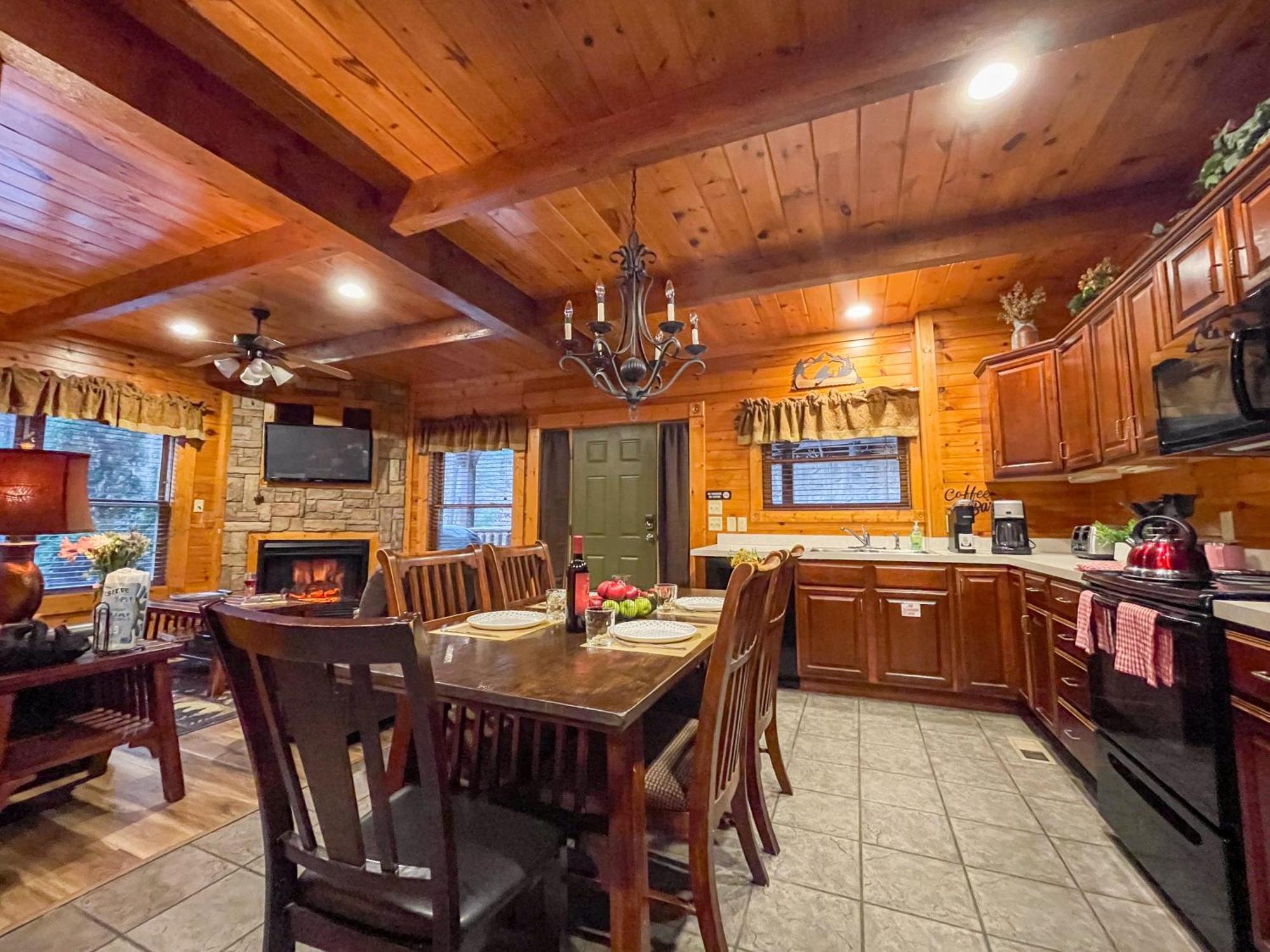 Spacious Resort Log Cabin, Easy Drive, Hot Tub, Arcade Gameroom, Mountain Vibe Гатлинбург Экстерьер фото