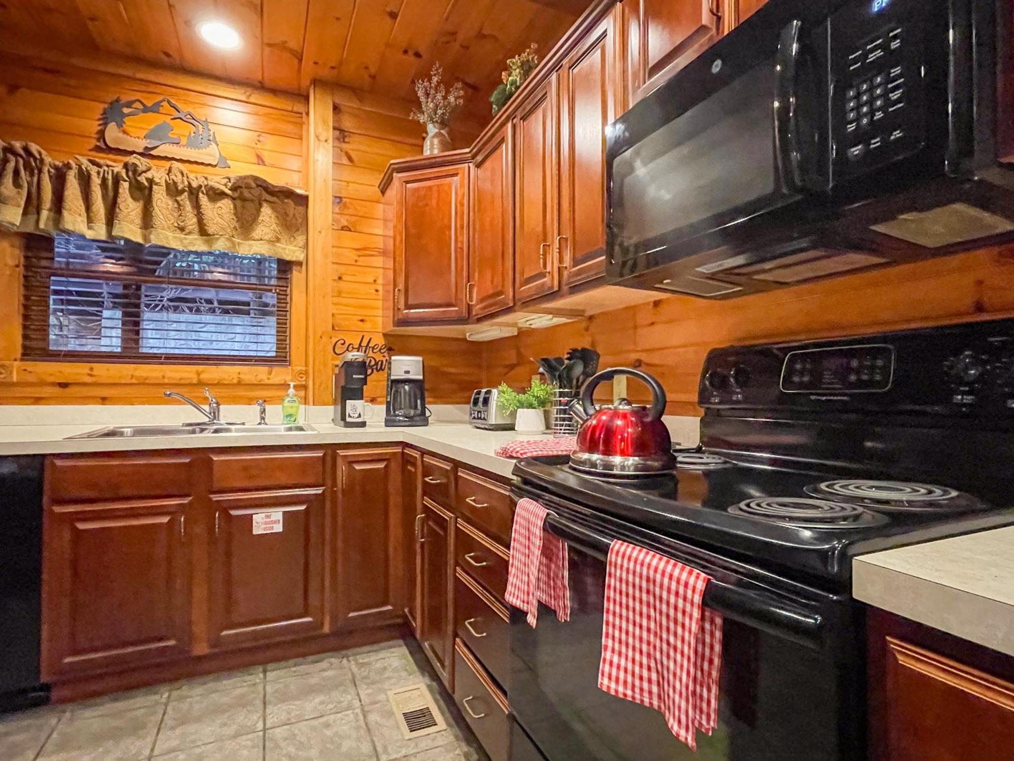 Spacious Resort Log Cabin, Easy Drive, Hot Tub, Arcade Gameroom, Mountain Vibe Гатлинбург Экстерьер фото